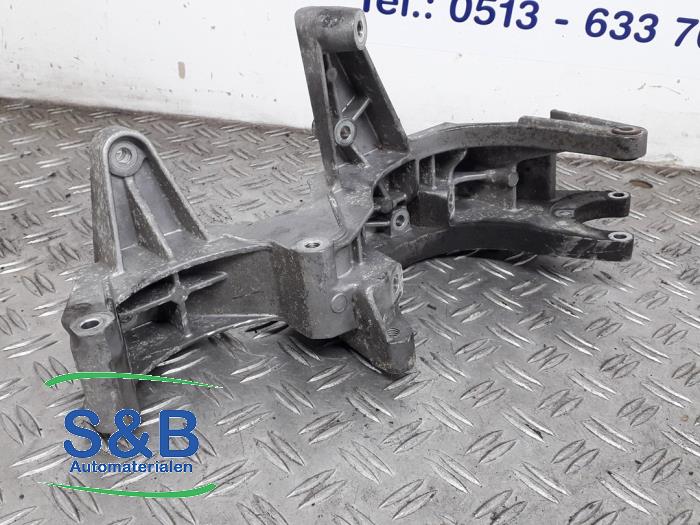 Dynamosteun boven van een Volkswagen Phaeton (3D) 3.2 V6 30V 2003