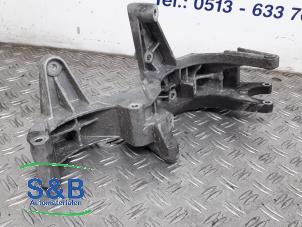 Dynamosteun boven van een Volkswagen Phaeton (3D) 3.2 V6 30V 2003