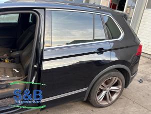 Gebruikte Portier 4Deurs links-achter Volkswagen Tiguan (AD1) 2.0 TSI 16V 4Motion Prijs € 699,99 Margeregeling aangeboden door Schaap & Bron