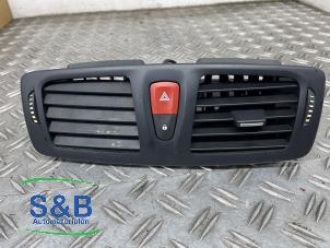 Gebruikte Luchtrooster Dashboard Renault Megane III Grandtour (KZ) 1.6 16V Prijs € 25,00 Margeregeling aangeboden door Schaap & Bron