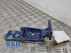 Gebruikte Achterklep Scharnier Volkswagen Crafter 2.0 TDI Prijs € 50,00 Margeregeling aangeboden door Schaap & Bron