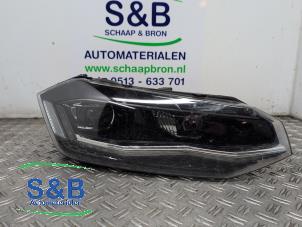 Gebruikte Koplamp rechts Volkswagen Polo VI (AW1) 1.0 TSI 12V Prijs € 299,99 Margeregeling aangeboden door Schaap & Bron