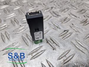 Gebruikte USB stekker Seat Leon ST (5FF) 1.0 TSI 12V Prijs € 19,99 Margeregeling aangeboden door Schaap & Bron