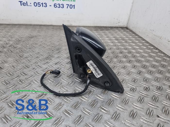 Buitenspiegel links van een Skoda Rapid 1.2 TSI 16V 2017