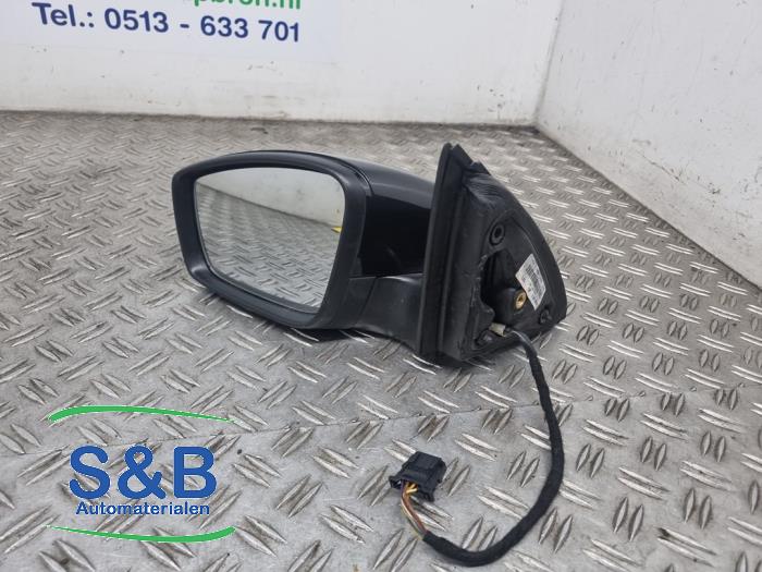 Buitenspiegel links van een Skoda Rapid 1.2 TSI 16V 2017