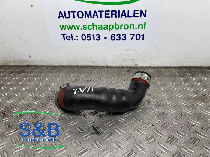 Intercooler Buis van een Audi A4 Avant (B7) 2.0 TDI 16V 2005