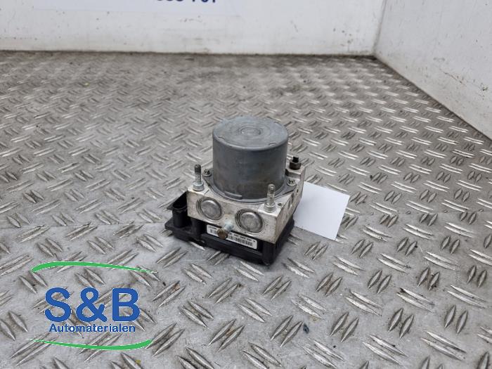 ABS Pomp van een Citroën C4 Coupé (LA) 1.4 16V 2005