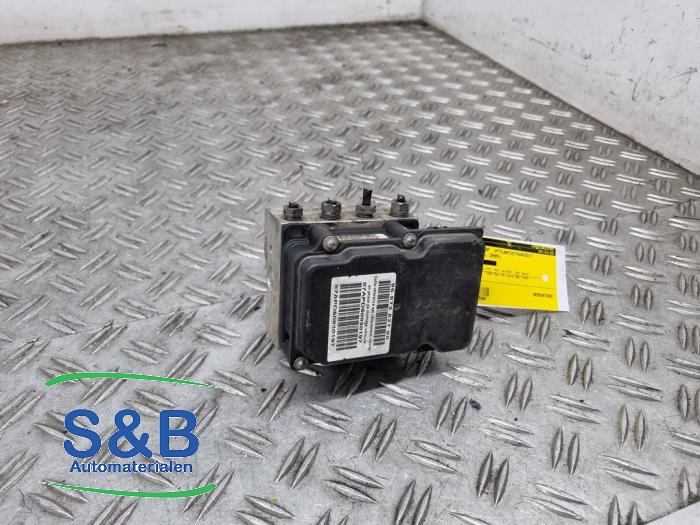 ABS Pomp van een Citroën C4 Coupé (LA) 1.4 16V 2005