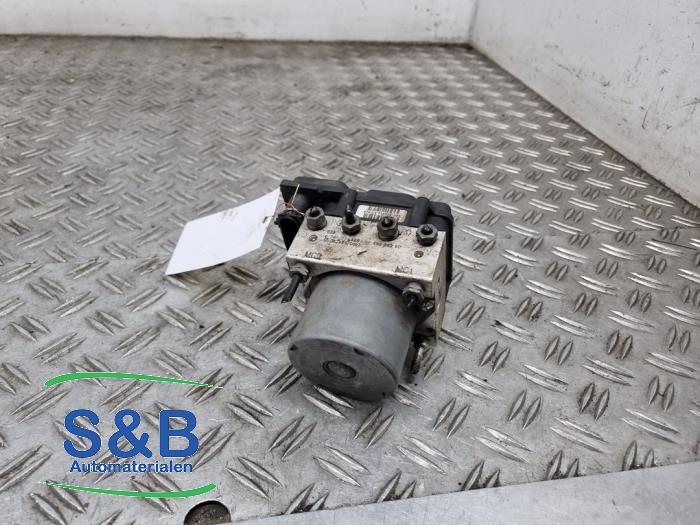 ABS Pomp van een Citroën C4 Coupé (LA) 1.4 16V 2005