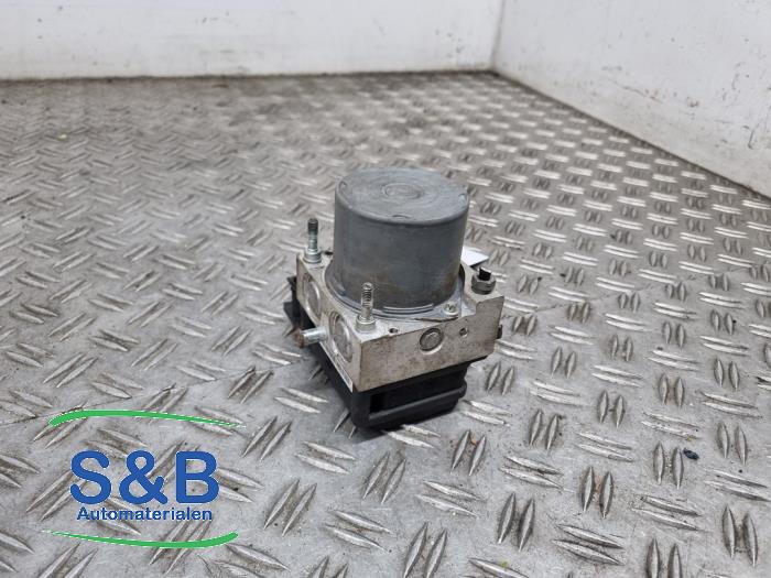 ABS Pomp van een Citroën C4 Coupé (LA) 1.4 16V 2005