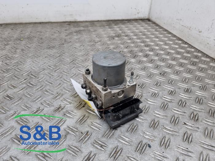 ABS Pomp van een Citroën C4 Coupé (LA) 1.4 16V 2005