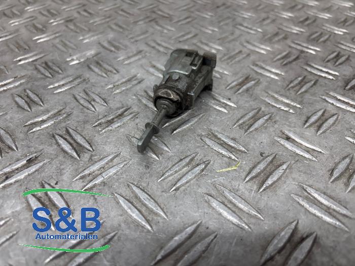 Deurslot Cilinder links van een Volkswagen Golf IV (1J1) 1.4 16V 2002