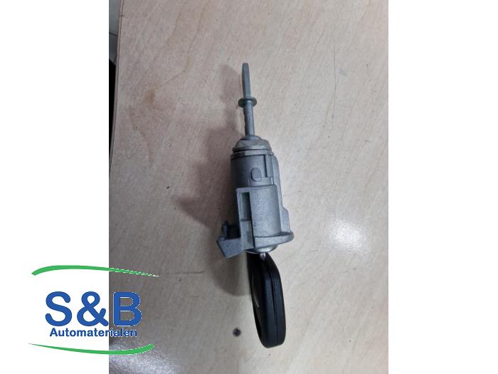 Deurslot Cilinder links van een Volkswagen Golf IV (1J1) 1.4 16V 2002