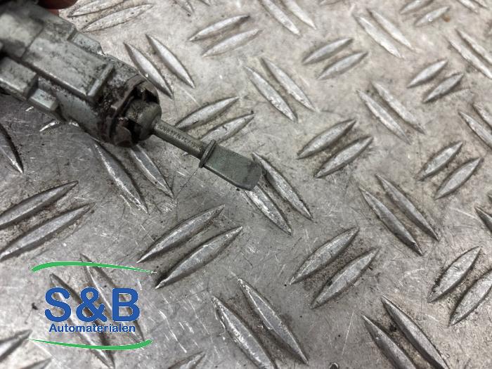 Deurslot Cilinder links van een Volkswagen Golf IV (1J1) 1.4 16V 2002