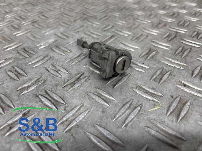 Deurslot Cilinder links van een Volkswagen Golf IV (1J1) 1.4 16V 2002