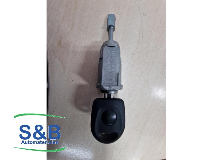 Deurslot Cilinder links van een Volkswagen Golf IV (1J1) 1.4 16V 2002