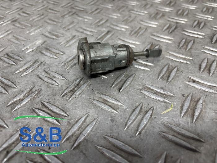 Deurslot Cilinder links van een Volkswagen Golf IV (1J1) 1.4 16V 2002