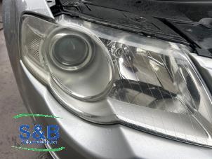 Gebruikte Koplamp rechts Volkswagen Passat (3C2) 1.6 FSI 16V Prijs € 60,00 Margeregeling aangeboden door Schaap & Bron