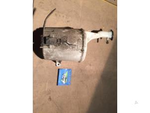 Gebruikte Ruitensproeiertank voor Toyota Yaris (P1) 1.0 16V VVT-i Prijs € 25,00 Margeregeling aangeboden door F. van den Mosselaar autodemontage