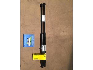 Gebruikte Set Gasdempers Achterklep Toyota Avensis (T22) 1.6 16V Prijs € 15,00 Margeregeling aangeboden door F. van den Mosselaar autodemontage