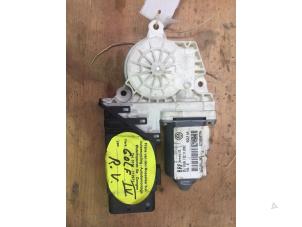 Gebruikte Motor electrisch raam Volkswagen Golf IV (1J1) Prijs € 15,00 Margeregeling aangeboden door F. van den Mosselaar autodemontage