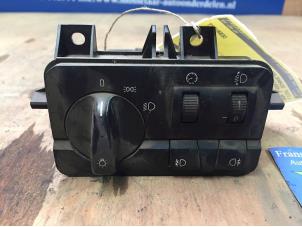 Gebruikte Licht Schakelaar BMW 3 serie (E46/4) 320i 24V Prijs € 12,50 Margeregeling aangeboden door F. van den Mosselaar autodemontage