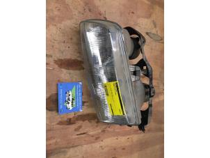 Gebruikte Linker Koplamp Honda Civic (EG) 1.6 ESi 16V Prijs € 15,00 Margeregeling aangeboden door F. van den Mosselaar autodemontage