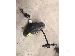 Gebruikte Rembooster Volkswagen Passat Variant Syncro/4Motion (3B5) 2.8 30V Syncro Prijs € 25,00 Margeregeling aangeboden door F. van den Mosselaar autodemontage