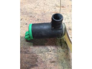 Gebruikte Ruitensproeierpomp voor Peugeot 206 (2A/C/H/J/S) Prijs € 10,00 Margeregeling aangeboden door F. van den Mosselaar autodemontage