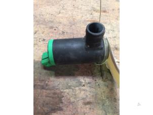 Gebruikte Ruitensproeierpomp voor Peugeot 206 (2A/C/H/J/S) Prijs € 10,00 Margeregeling aangeboden door F. van den Mosselaar autodemontage