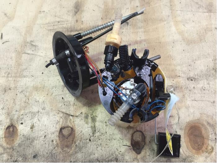Gebruikte Tank element Pomp BMW 3 serie (E90) 318d 16V Prijs € 25,00 Margeregeling aangeboden door F. van den Mosselaar autodemontage