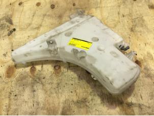 Gebruikte Ruitensproeiertank voor BMW 3 serie (E92) 318i 16V Prijs € 35,00 Margeregeling aangeboden door F. van den Mosselaar autodemontage