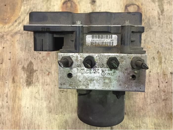 Gebruikte ABS Pomp Audi RS 4 (B7) RS4 4.2 V8 40V Prijs € 150,00 Margeregeling aangeboden door F. van den Mosselaar autodemontage