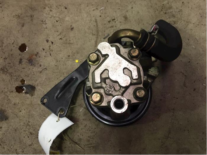 Gebruikte Servopomp Nissan Almera (N15) 1.6 GX,SLX,SR 16V Prijs € 25,00 Margeregeling aangeboden door F. van den Mosselaar autodemontage