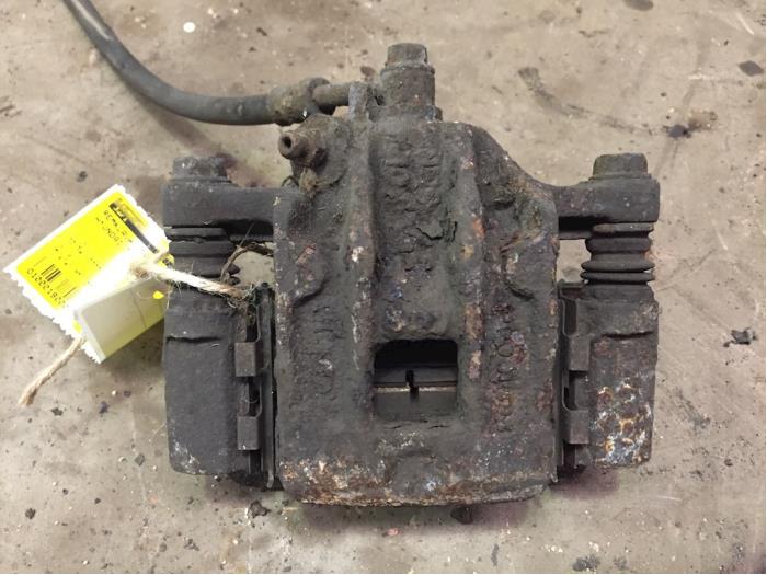 Remklauw (Tang) links-achter van een Hyundai Trajet 2.0 16V 2003