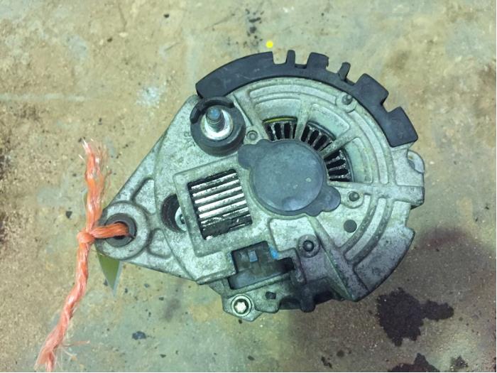 Dynamo van een Daewoo Nubira Wagon (J100) 1.6 16V 1997
