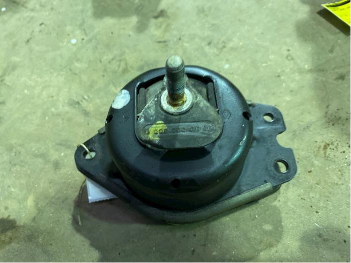 Gebruikte Motorrubber Renault Laguna II Grandtour (KG) 1.8 16V Prijs € 15,00 Margeregeling aangeboden door F. van den Mosselaar autodemontage