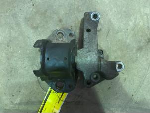 Gebruikte Motorsteun Renault Clio II (BB/CB) 1.2 16V Prijs € 15,00 Margeregeling aangeboden door F. van den Mosselaar autodemontage