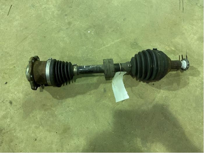 Gebruikte Aandrijfas links-voor Volkswagen Polo IV (9N1/2/3) 1.4 TDI 70 Prijs € 35,00 Margeregeling aangeboden door F. van den Mosselaar autodemontage