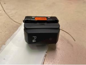 Gebruikte PDC Schakelaar Renault Twingo III (AH) 1.0 SCe 70 12V Prijs € 10,00 Margeregeling aangeboden door F. van den Mosselaar autodemontage