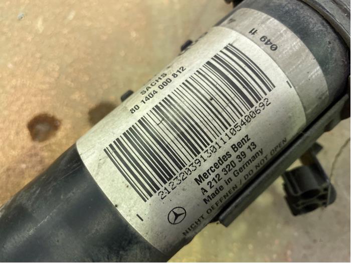 Schokdemperpoot rechts-voor van een Mercedes-Benz E (W212) E-250 CDI 16V BlueEfficiency 2011