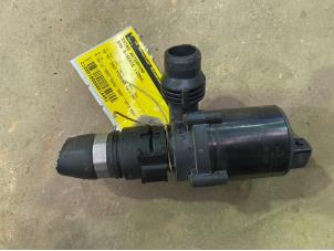 Gebruikte Extra waterpomp BMW 5 serie (E60) 530d 24V Prijs € 20,00 Margeregeling aangeboden door F. van den Mosselaar autodemontage