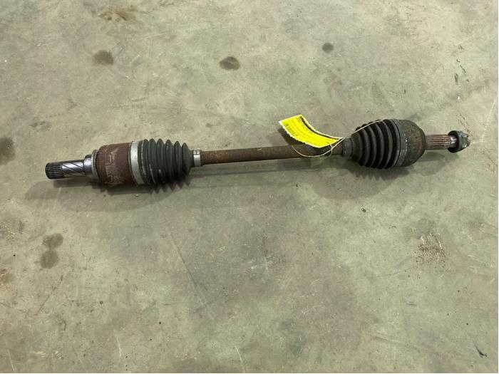 Gebruikte Aandrijfas links-voor Renault Clio III (BR/CR) 1.2 16V 75 Prijs € 35,00 Margeregeling aangeboden door F. van den Mosselaar autodemontage