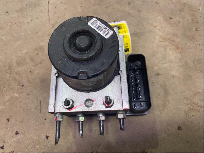 Gebruikte ABS Pomp Suzuki Alto 1.0 12V Prijs € 100,00 Margeregeling aangeboden door F. van den Mosselaar autodemontage