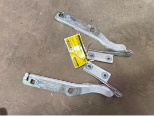 Gebruikte Motorkap Scharnier Peugeot Partner (GC/GF/GG/GJ/GK) 1.6 HDI 75 16V Prijs € 15,00 Margeregeling aangeboden door F. van den Mosselaar autodemontage