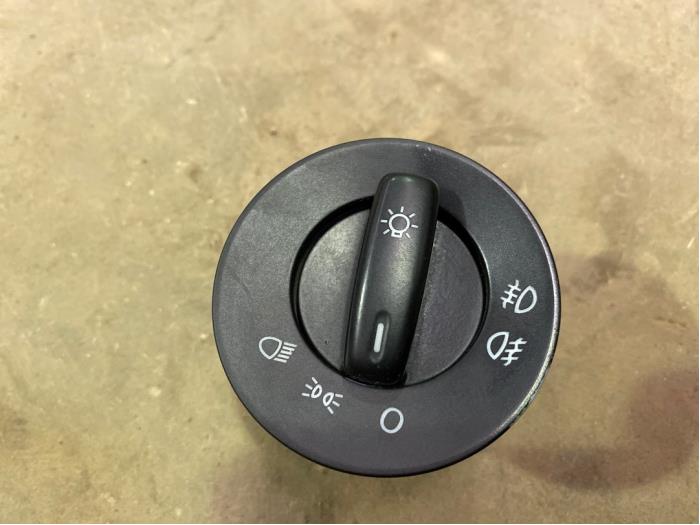 Licht Schakelaar van een Skoda Octavia Combi (1Z5) 1.6 MPI 2006