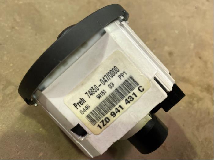 Licht Schakelaar van een Skoda Octavia Combi (1Z5) 1.6 MPI 2006