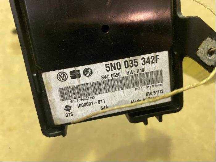 Regelunit Multi Media van een Volkswagen Polo V (6R) 1.2 TSI 2010