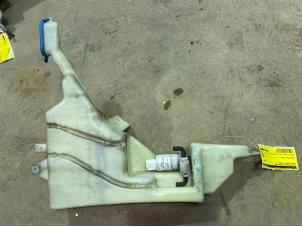 Gebruikte Ruitensproeiertank voor BMW Mini One/Cooper (R50) 1.6 16V Cooper Prijs € 20,00 Margeregeling aangeboden door F. van den Mosselaar autodemontage