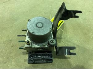 Gebruikte ABS Pomp Renault Clio III (BR/CR) 1.2 16V 75 Prijs € 15,00 Margeregeling aangeboden door F. van den Mosselaar autodemontage